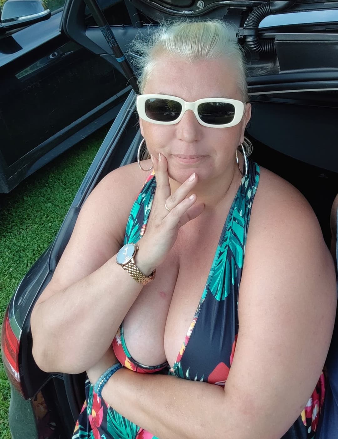 Belgium submissive slutwhore Jessie from Limburg, all holes bare, cumdump, mom, big tits