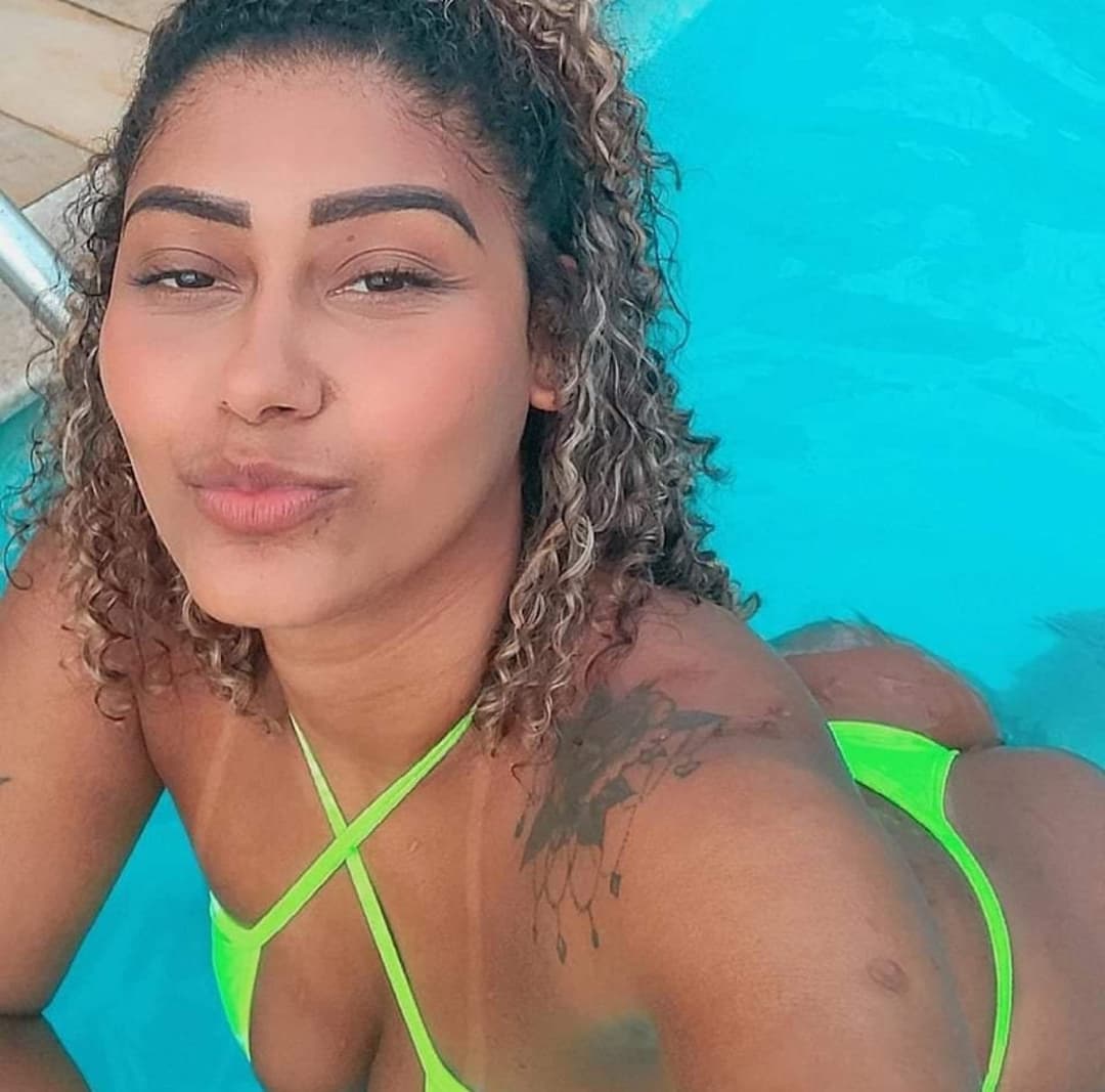 Click to view full size Morena rabuda amadora