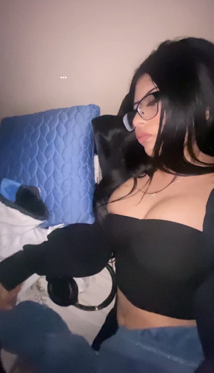 Need y’all to help me wit some cash to fly out and film a vid wit her? promise I’ll post it