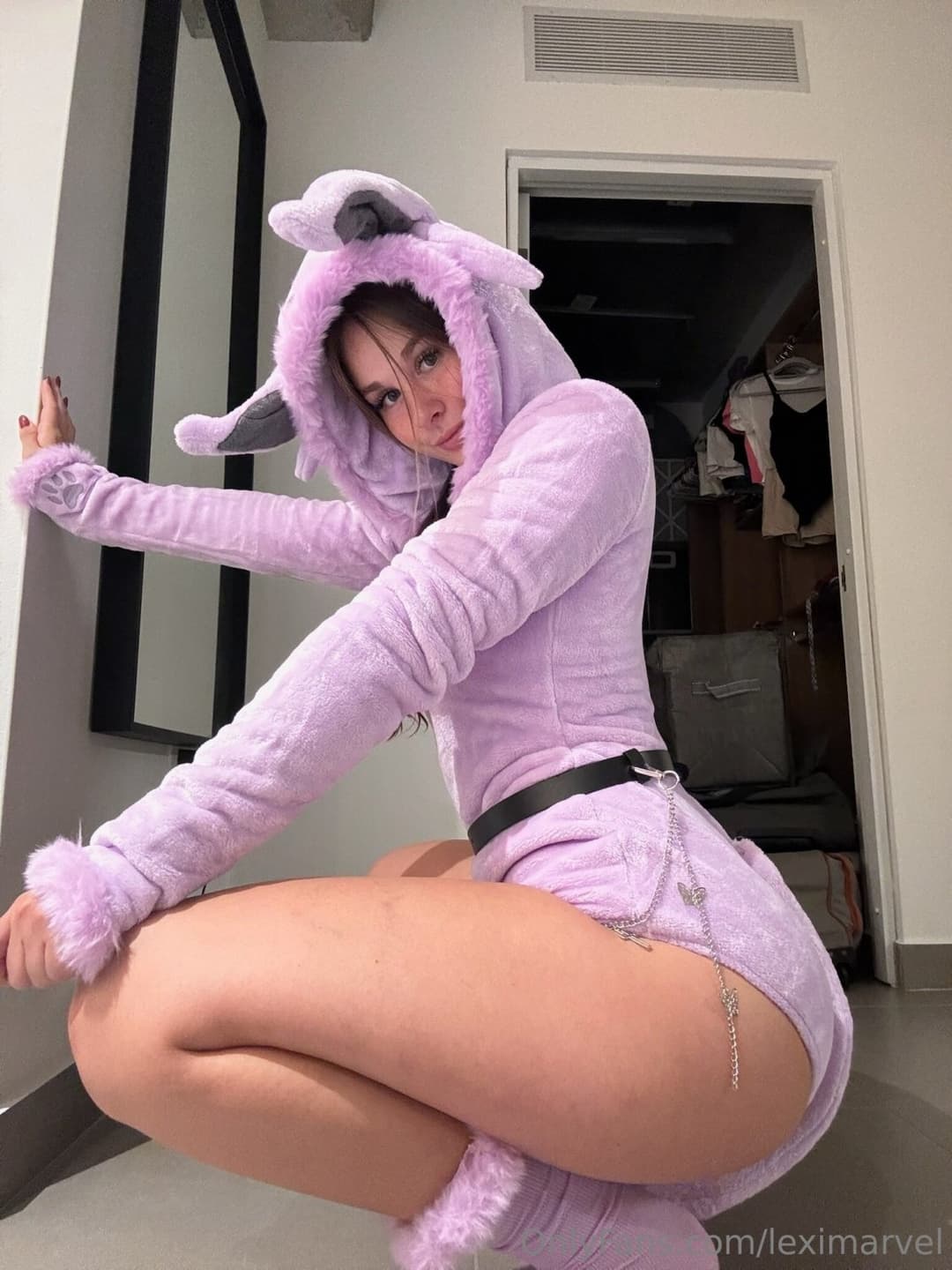 Lexixi te muestra y menea su culote xl