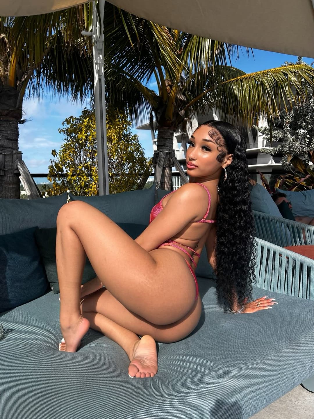 ?? She so damn sexy!!!