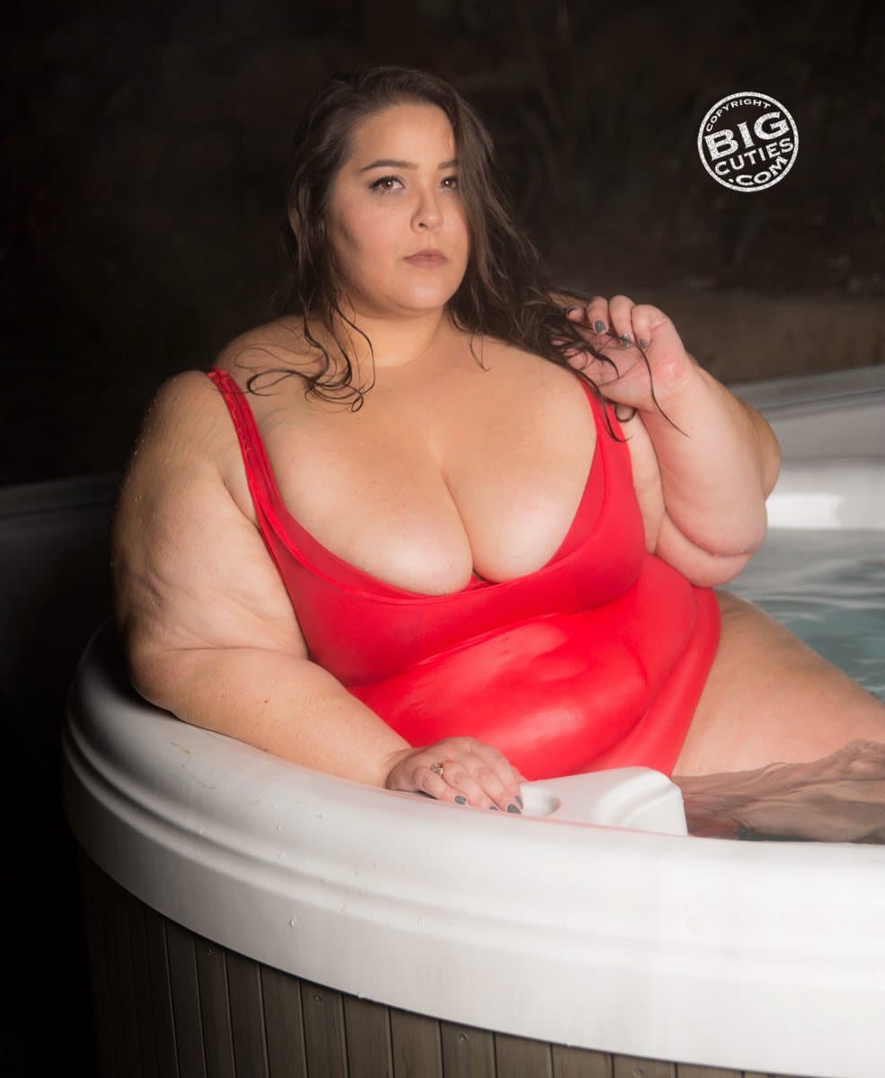 Click to view full size FAT GIRL SEXY JUICY RED APPLE