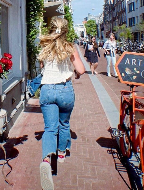 Click to view full size College slut Alessia, including ass creepshots. Kik for same