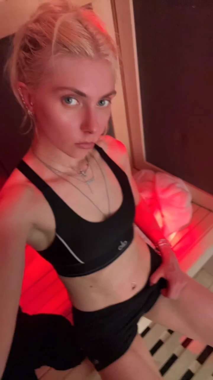 Taylor Momsen Sauna selfies
