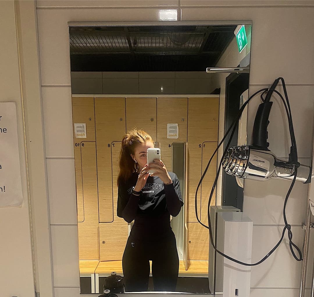 Finnish slut Henna with a banging body