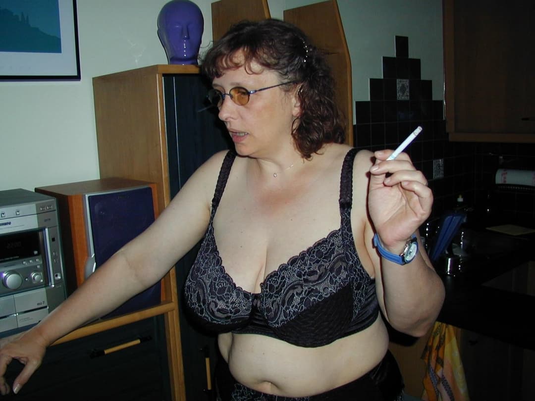 Big Mature smoking and exposing