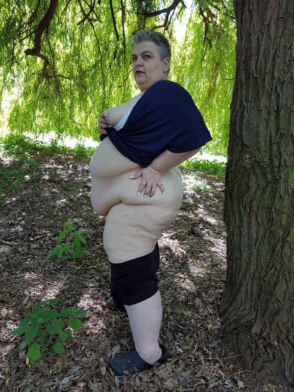 Fatty SSBBW flashes ass and belly in public park