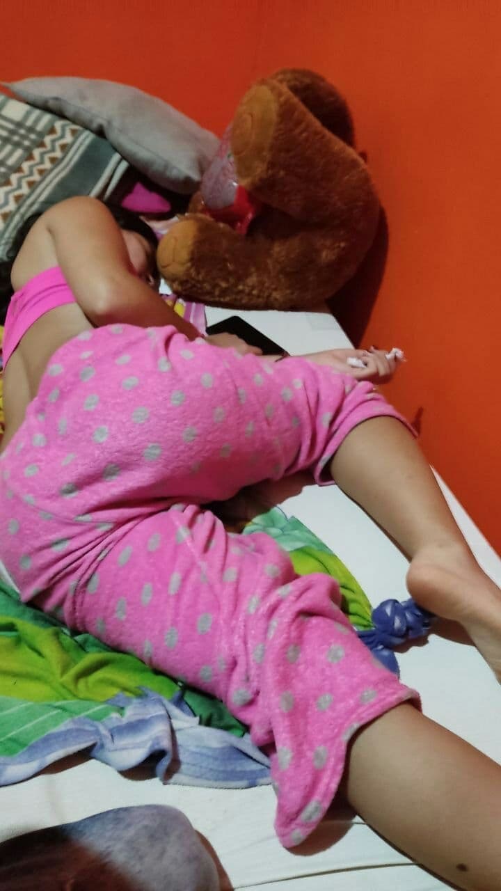 Apenas legal jovencita se deja llenar de leche