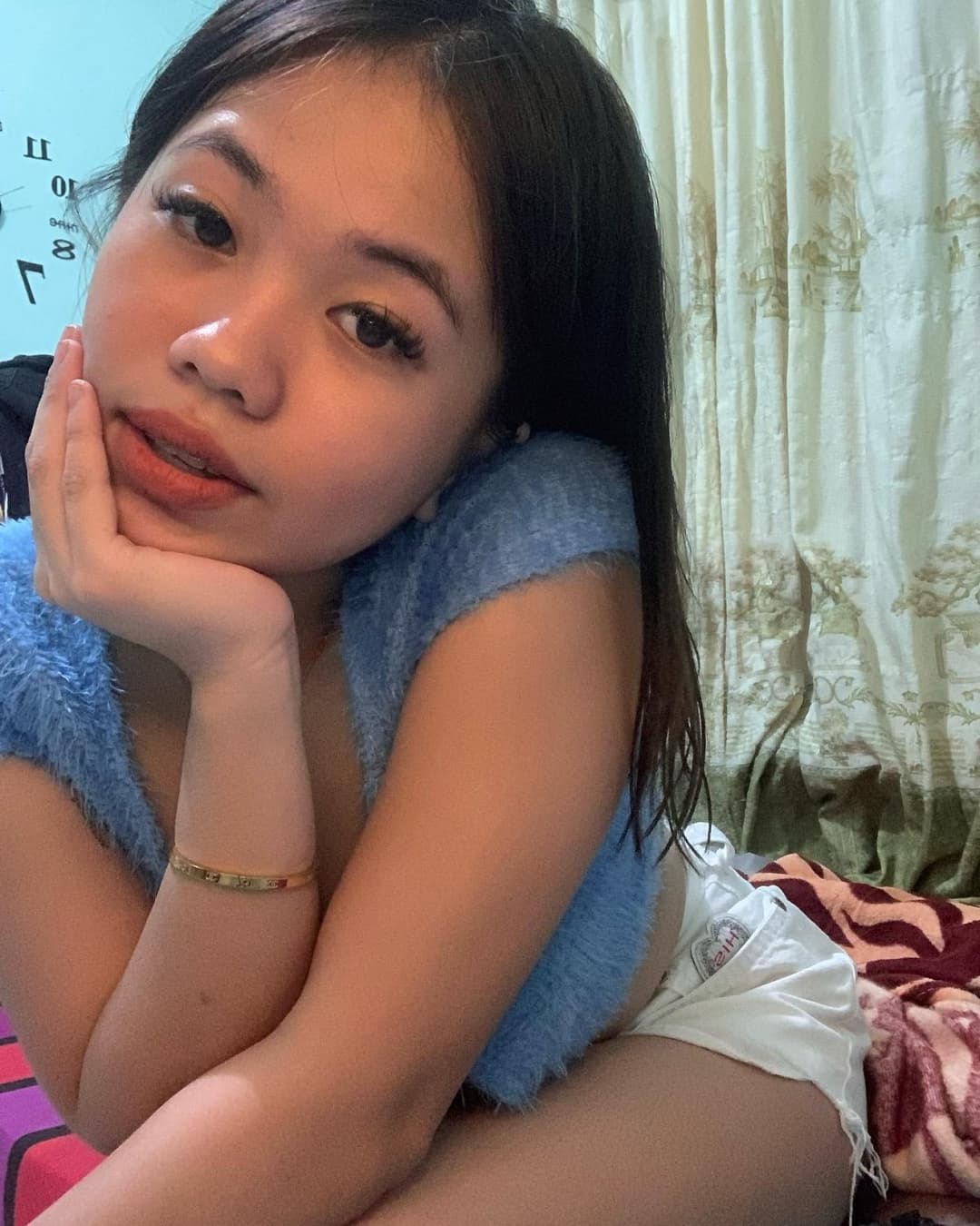 Pinay slut likes to show off her body on social media