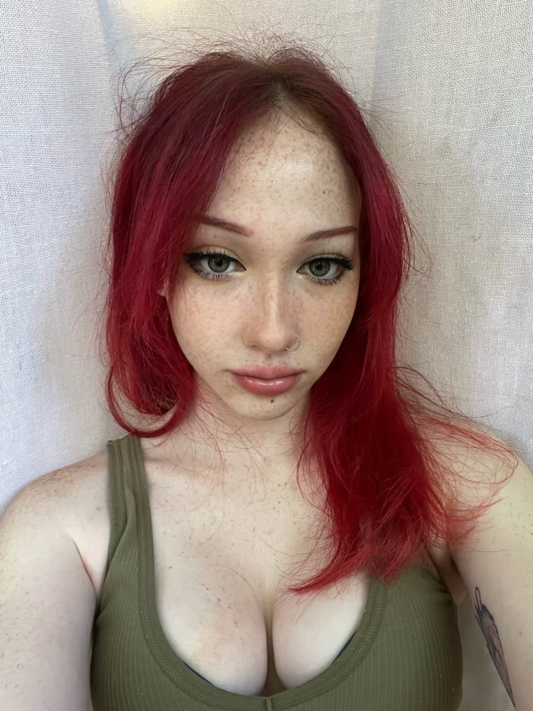 Click to view full size freckled white bitch loves showing her tits