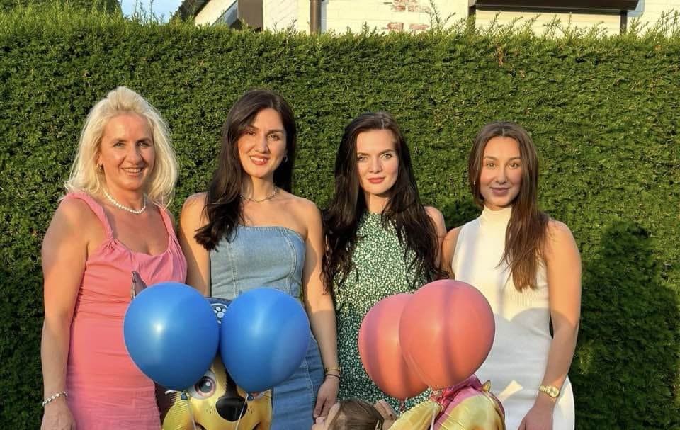 Latina with plump jiggly ass