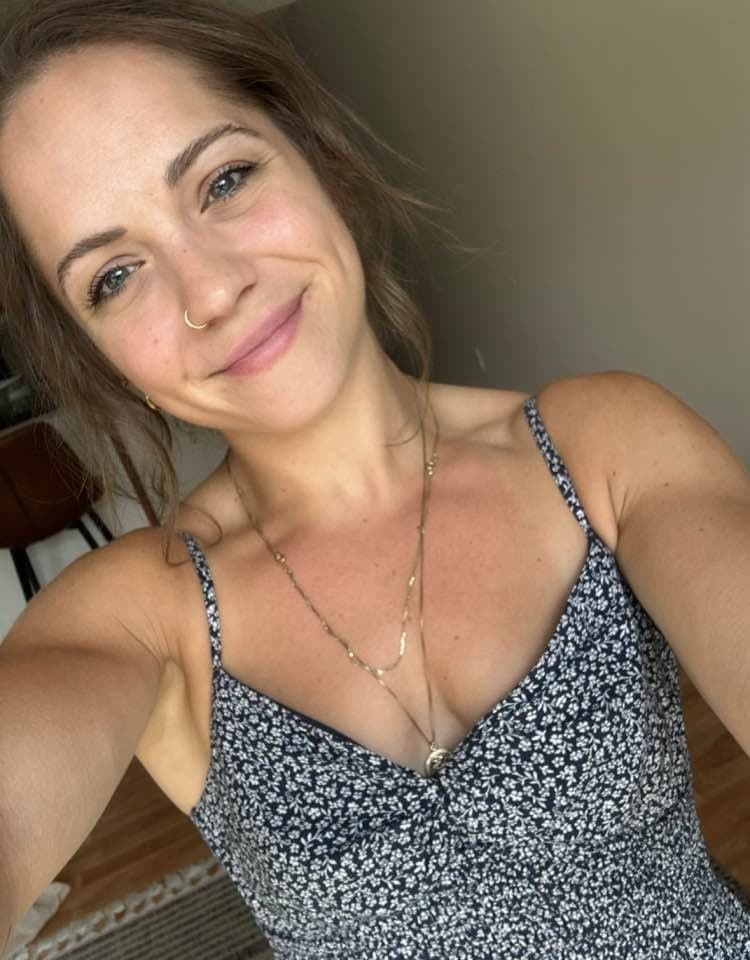 Sexy KIK slut shows off her fit body