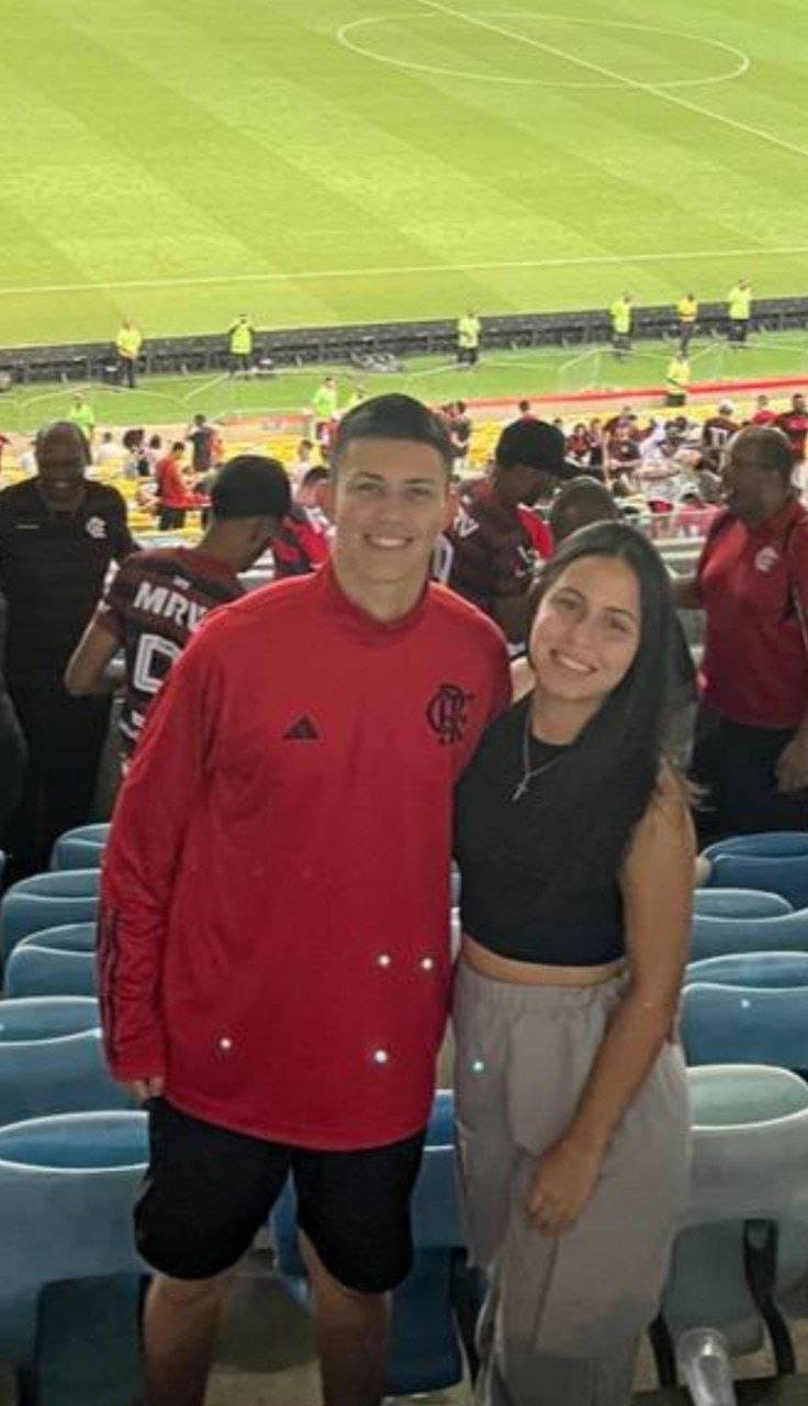 flamenguista safada chupando dois no motel