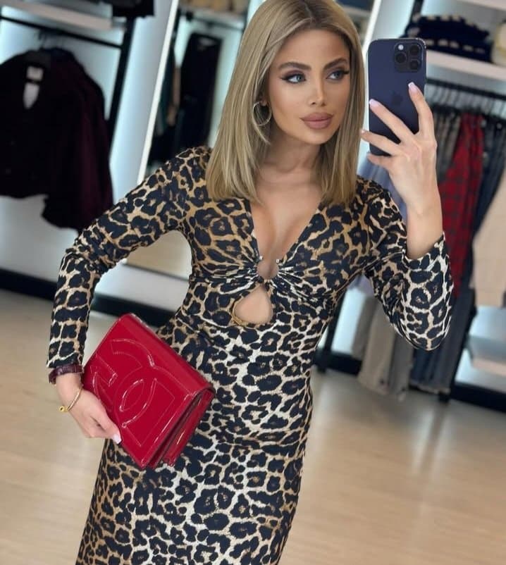 Sexy glamour feet pedicure milf