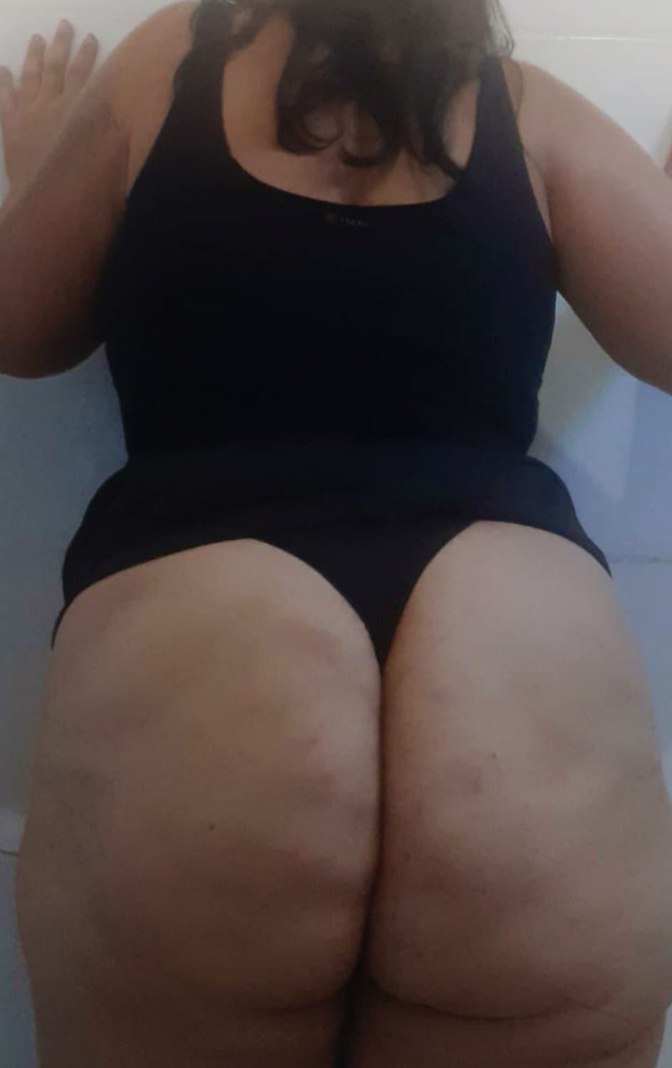 Minha bunduda levantou o vestido ,calcinha socada no bundao