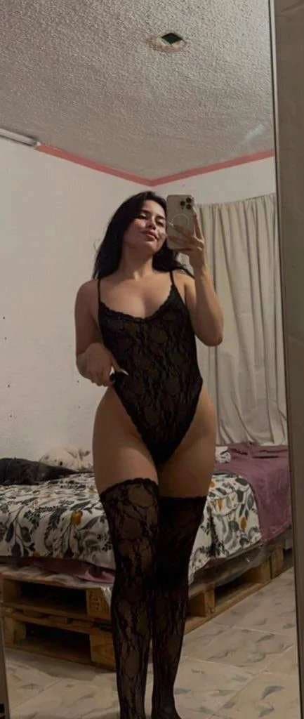 Regina Esposa caliente es prostituida por su esposo con amigos