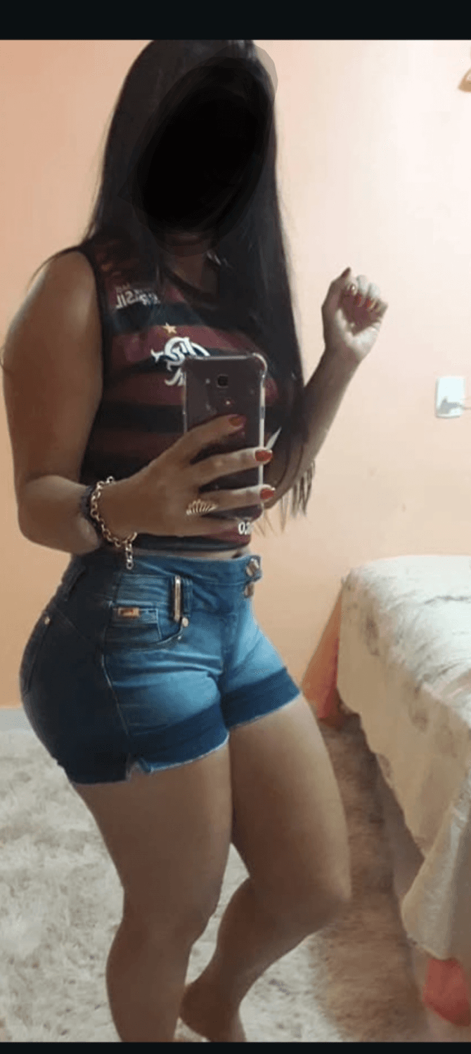 Tia gostosa, fica tão safada quando bebe uma cerveja. Sou doido pra chupa ela todinha essa gostosa?