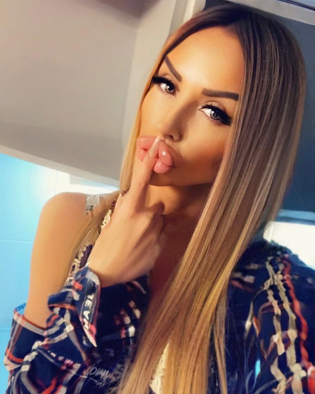 Huge Bimbo Duck Lips