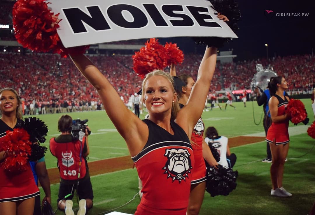 Blonde Cheerleader loves to show off