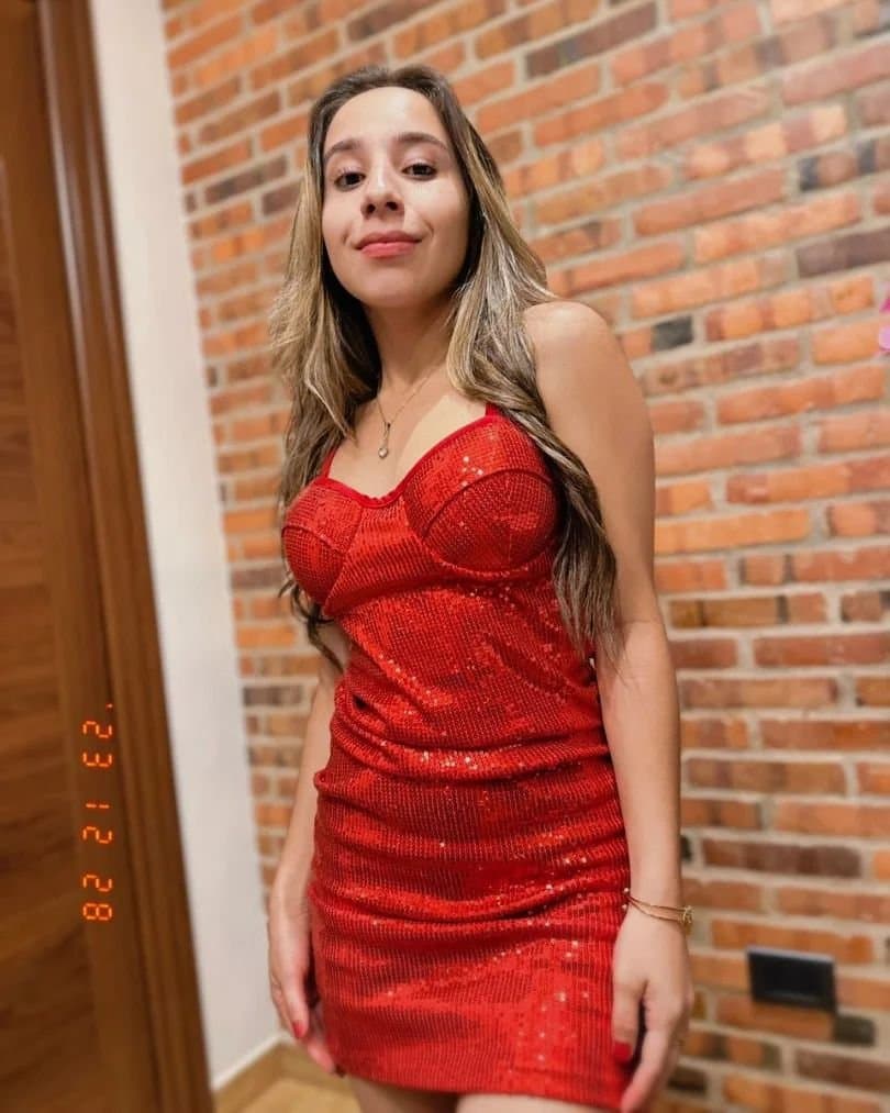 salinas_monserrat con falda de cuero