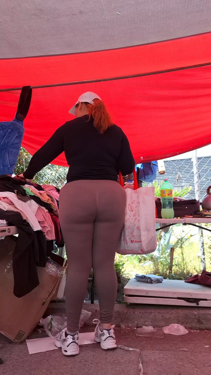 Rico culote de madura milf se le marca la tanga bien rico.