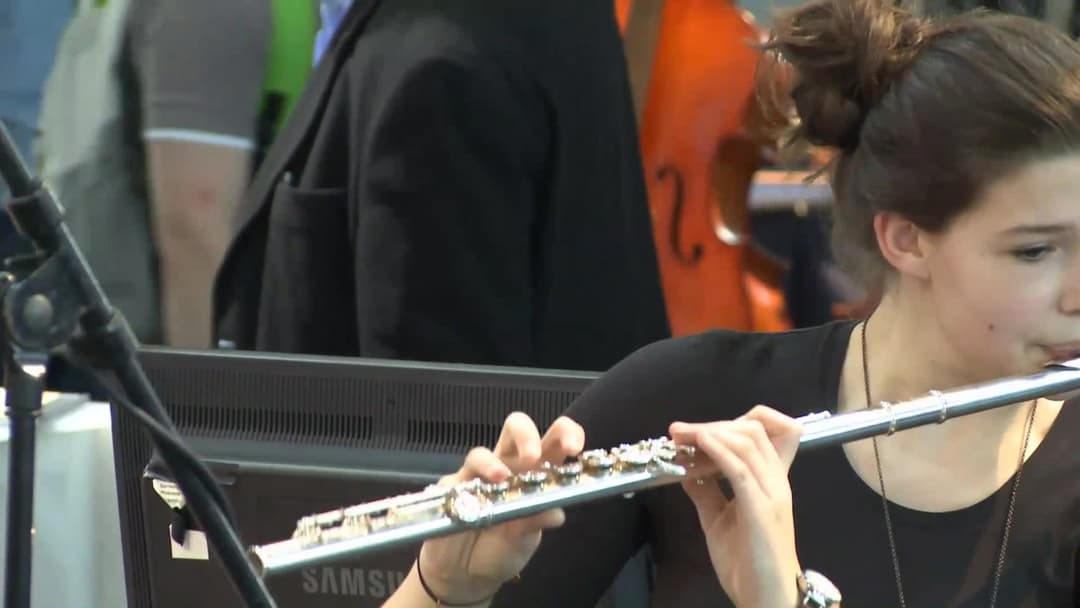 sexy girl showing her mouth skills