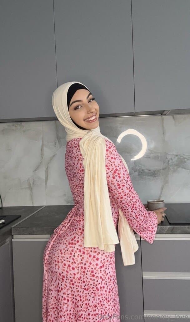 Noémy la plus grosse chienne arabe ?? ( Gros Seins - Gros Cul )