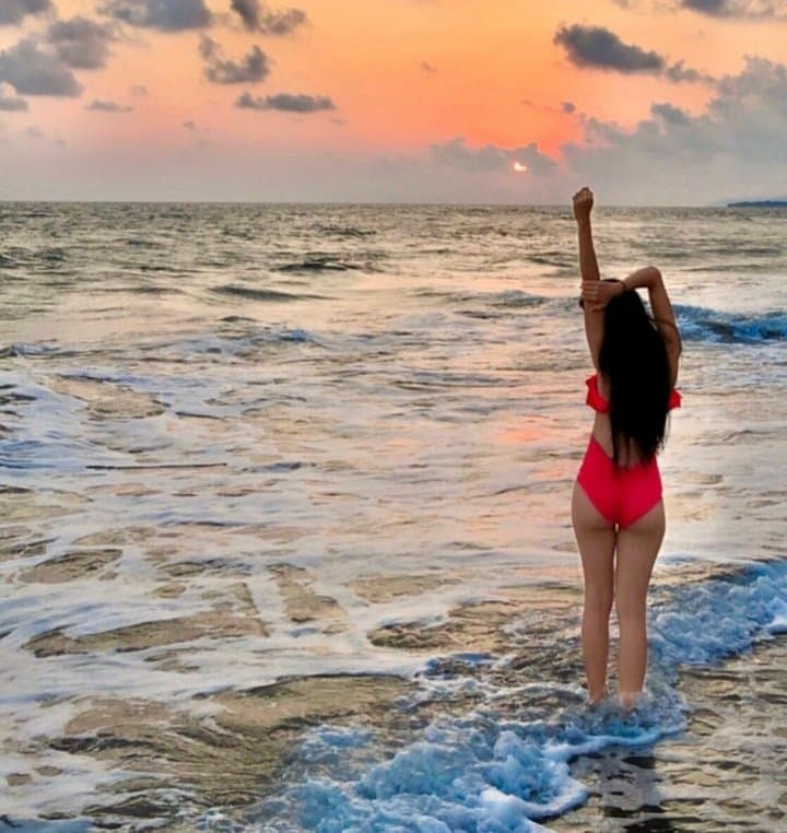 Teen slut loves to show her ass. Girl with fat ass, tight pussy and nice tits. (no nude)