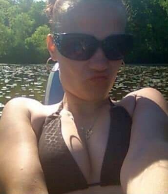 Trailer trash slut Jess nude selfies