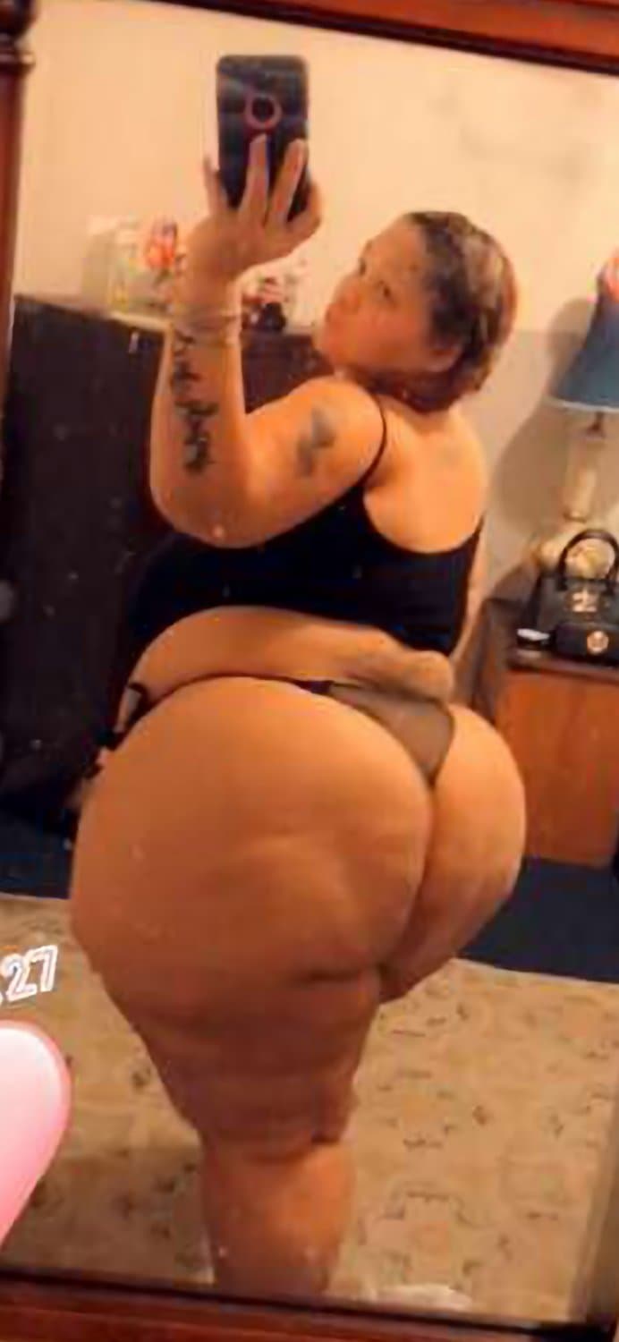 MamI wiT a BIG OL buTt !!