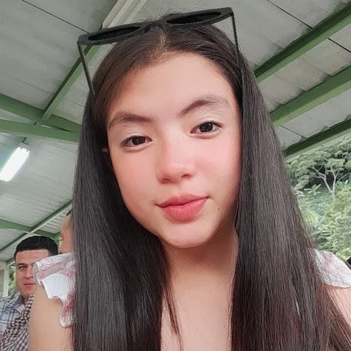 Click to view full size Priscila, la putita y reina de muchas pajas se graduó, como la felicitarias