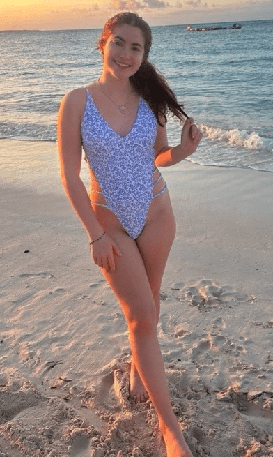 Kayla(18F, USA)just had her birthday, nudes found by cousin... now found by you