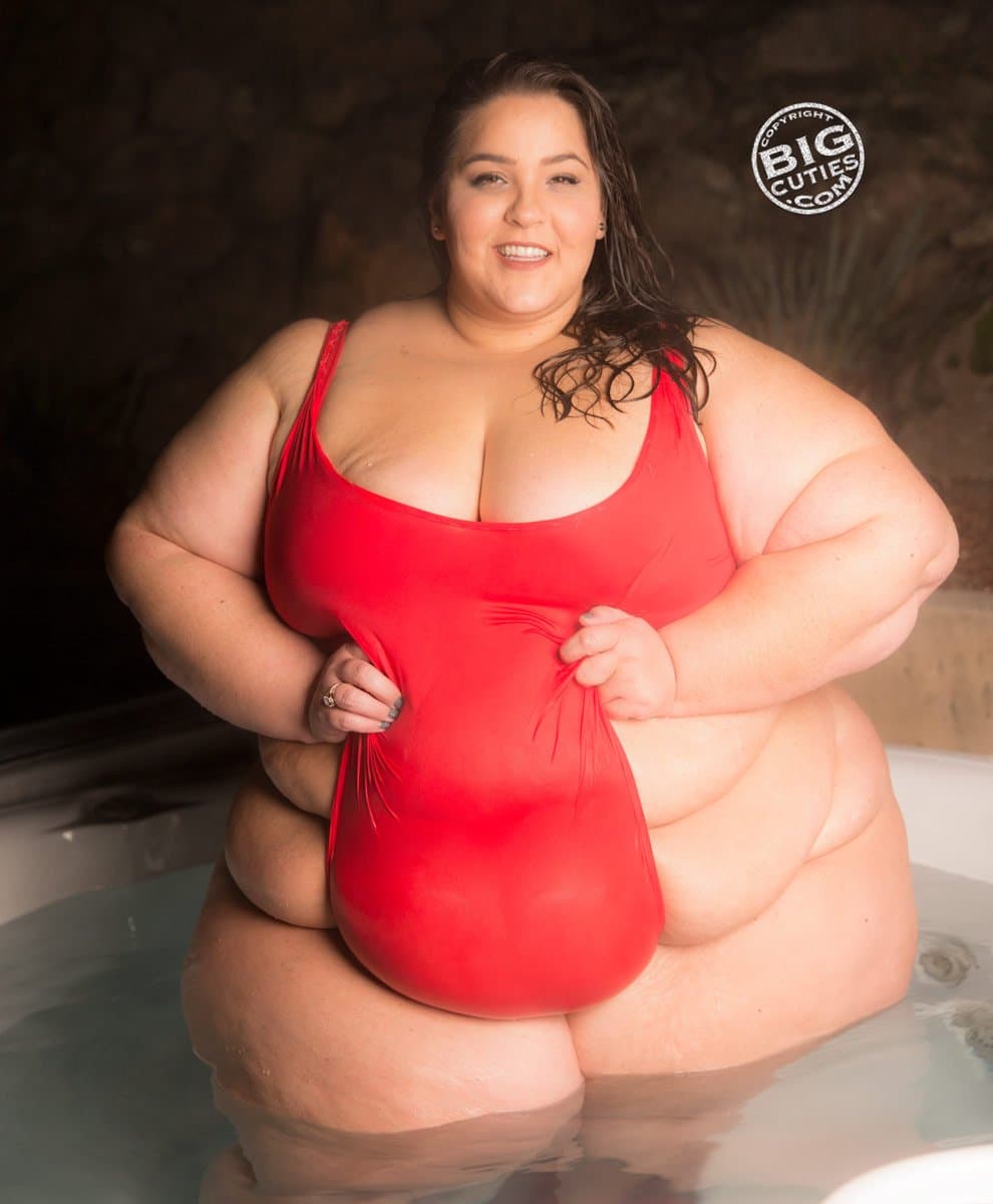 Click to view full size FAT GIRL SEXY JUICY RED APPLE