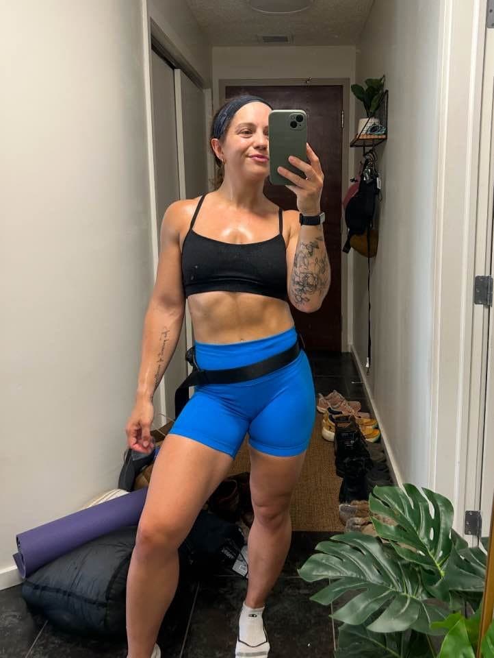 Sexy KIK slut shows off her fit body