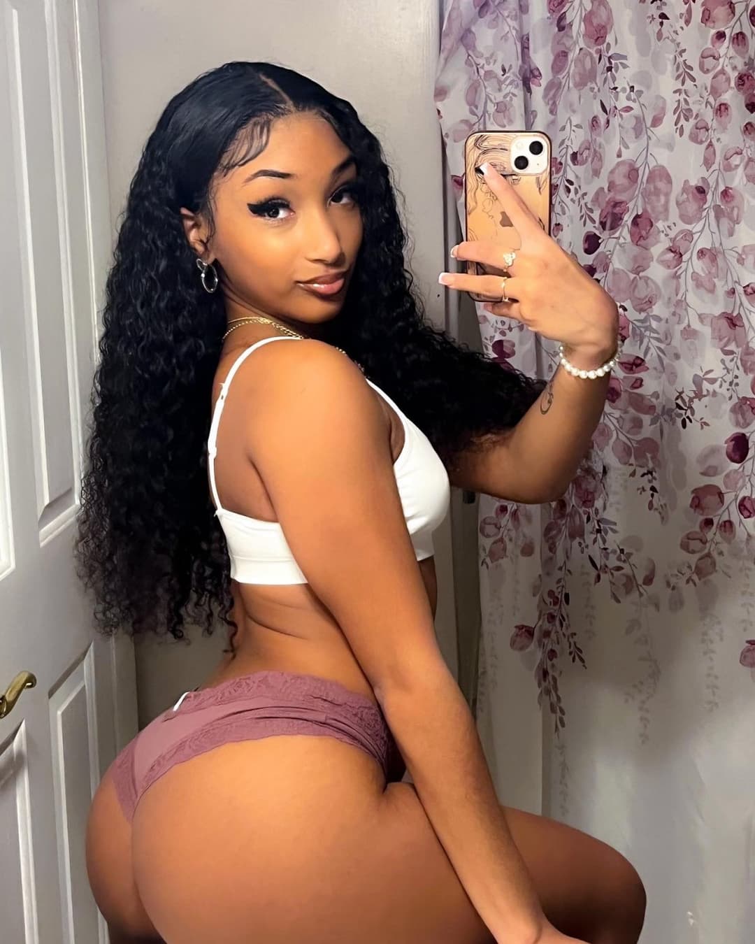 ?? She so damn sexy!!!