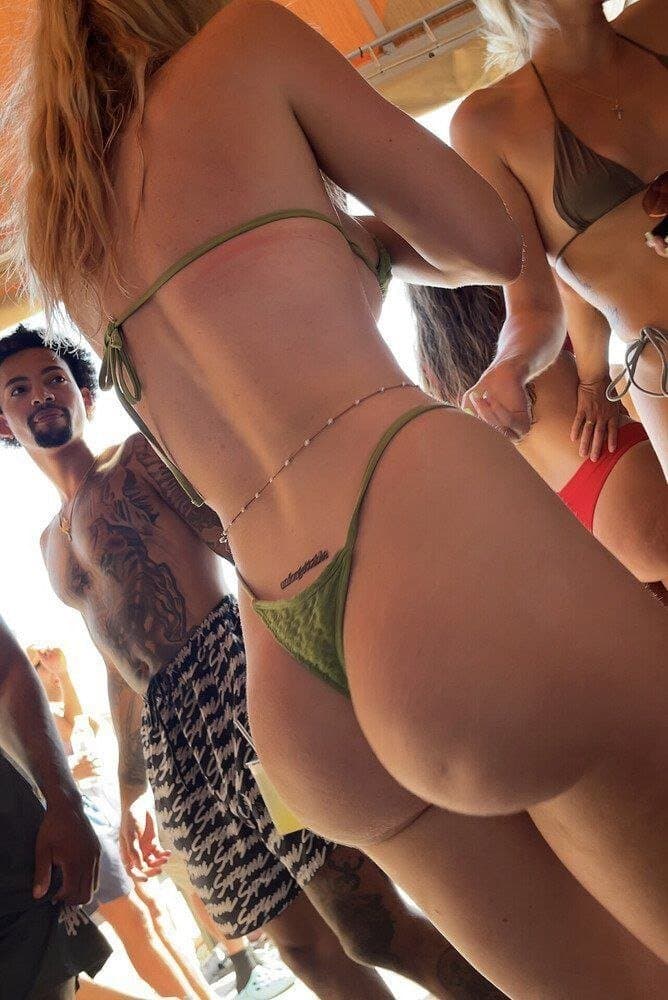 Flagra loira gostosa da bunda perfeita de biquíni muito gostosa