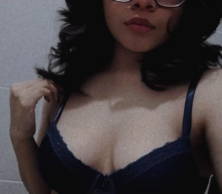 Se pone cachonda estando sola