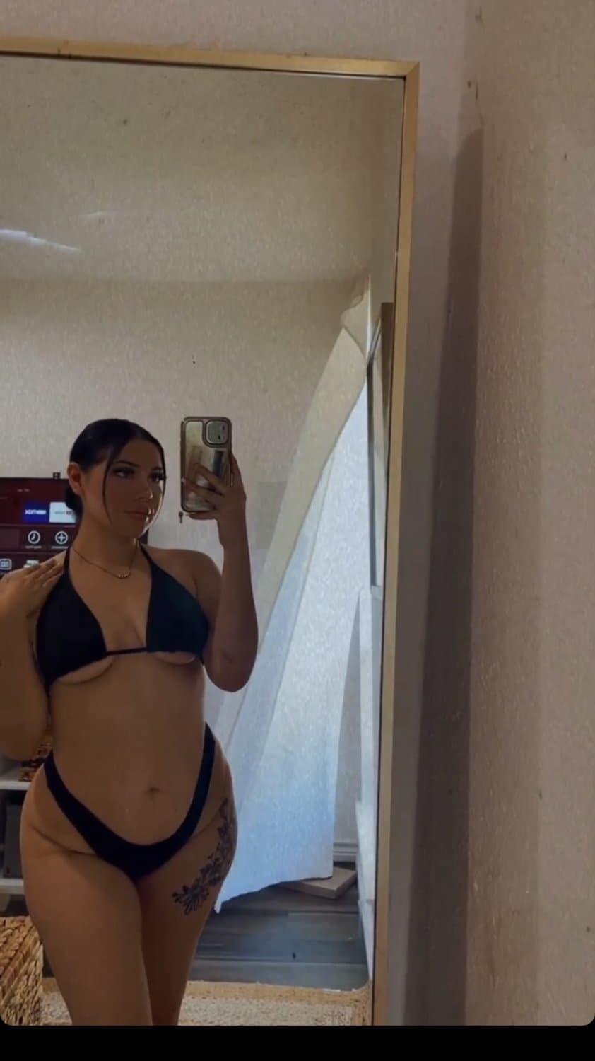 Sexy ass Latina from Texas horny grinding on her pillow till she cums. She Moans so sexy