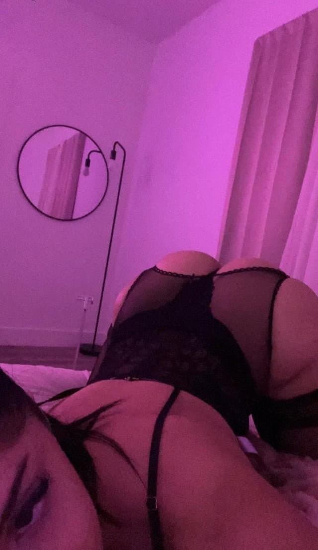 Latina Evelyn shows off her nice body