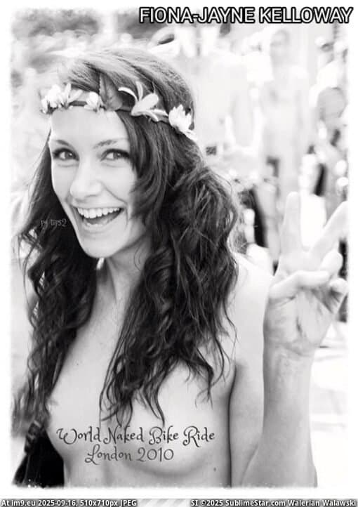 Fiona-Jayne K. and Emmy M. nude in public (1)