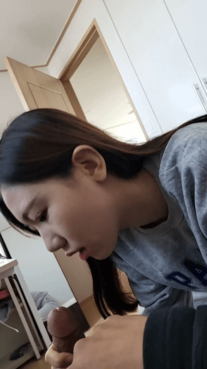 Korean exchange student sucks at her dorm