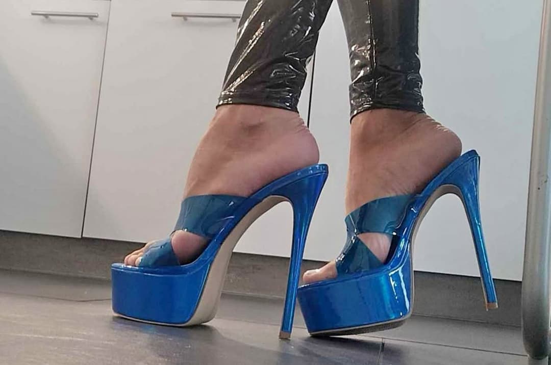 Sexy Feet in blue High Heels ??