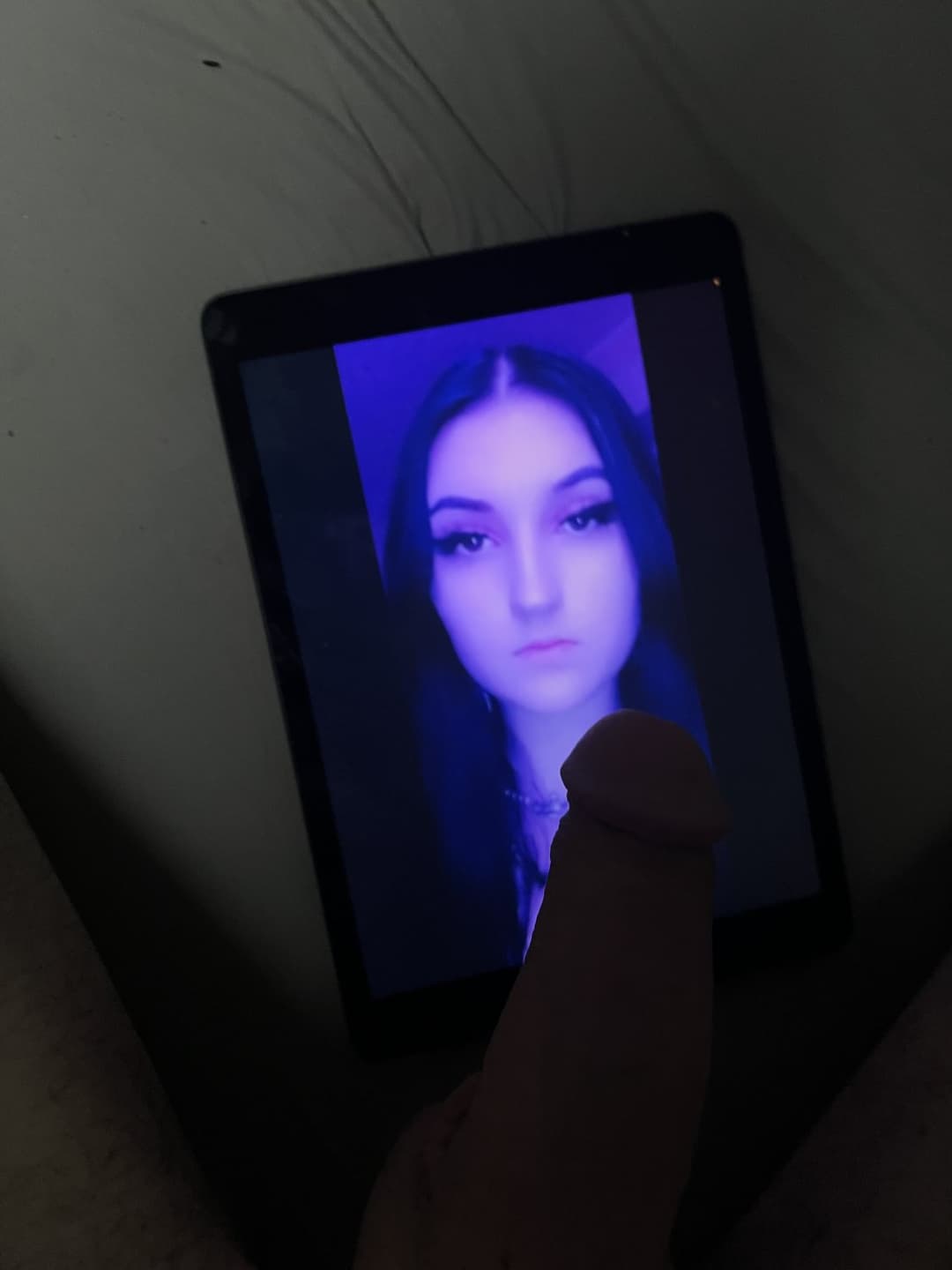 Grüße an die geile Anissa. Schau wie ich meinen schwanz auf dich abwichse