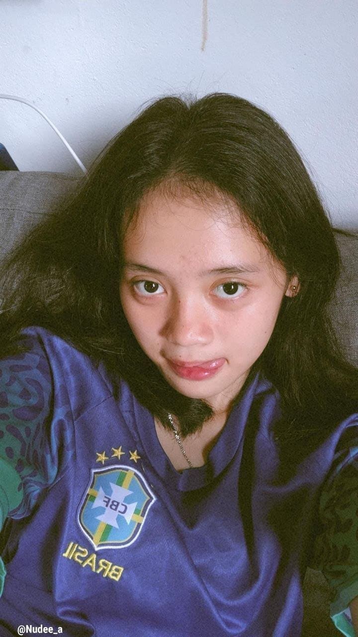 A young girl who wants to show off her naughty pussy