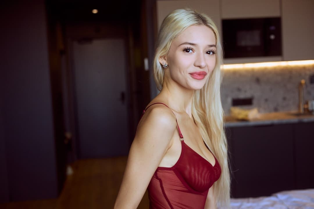 Stunning beauty in lingerie – elegant tease you can’t miss