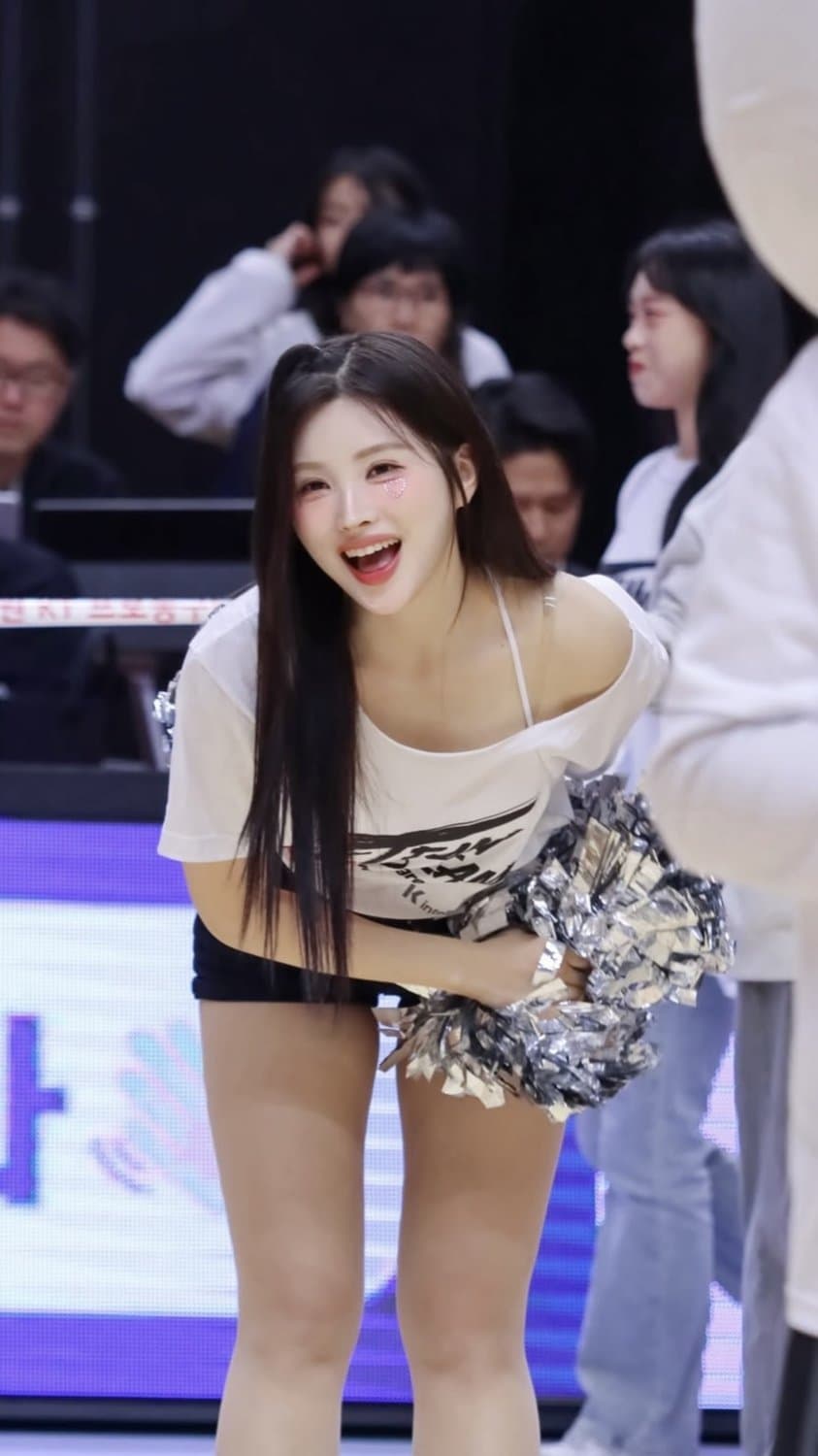 Korean cheerleader Kim Jung Won