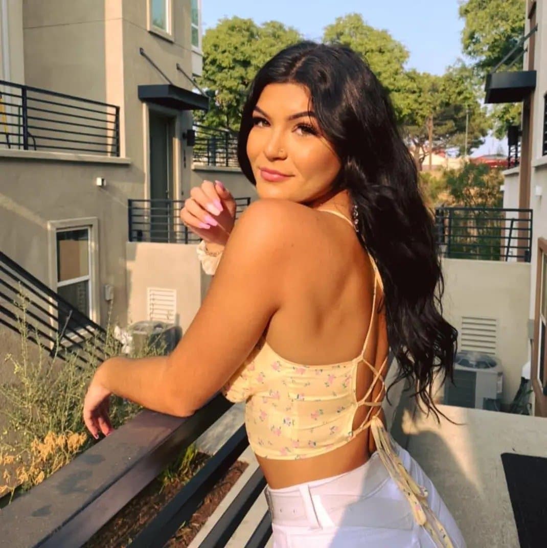 Dark haired, dark eyed sexy beauty wants you to goon