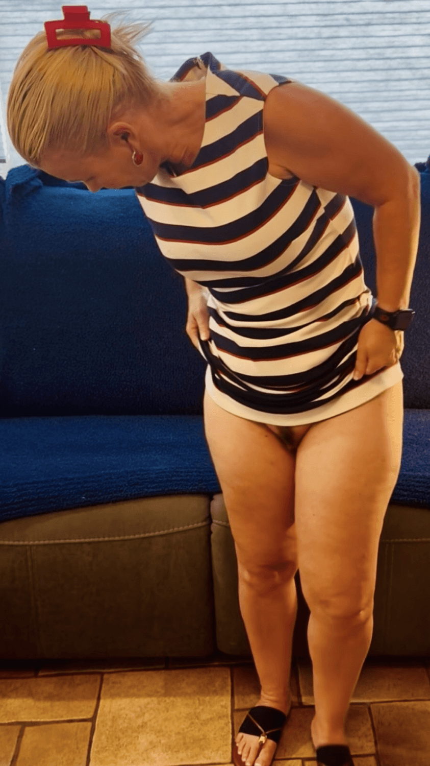 A true PHAT meat wallet on this short haired GILF