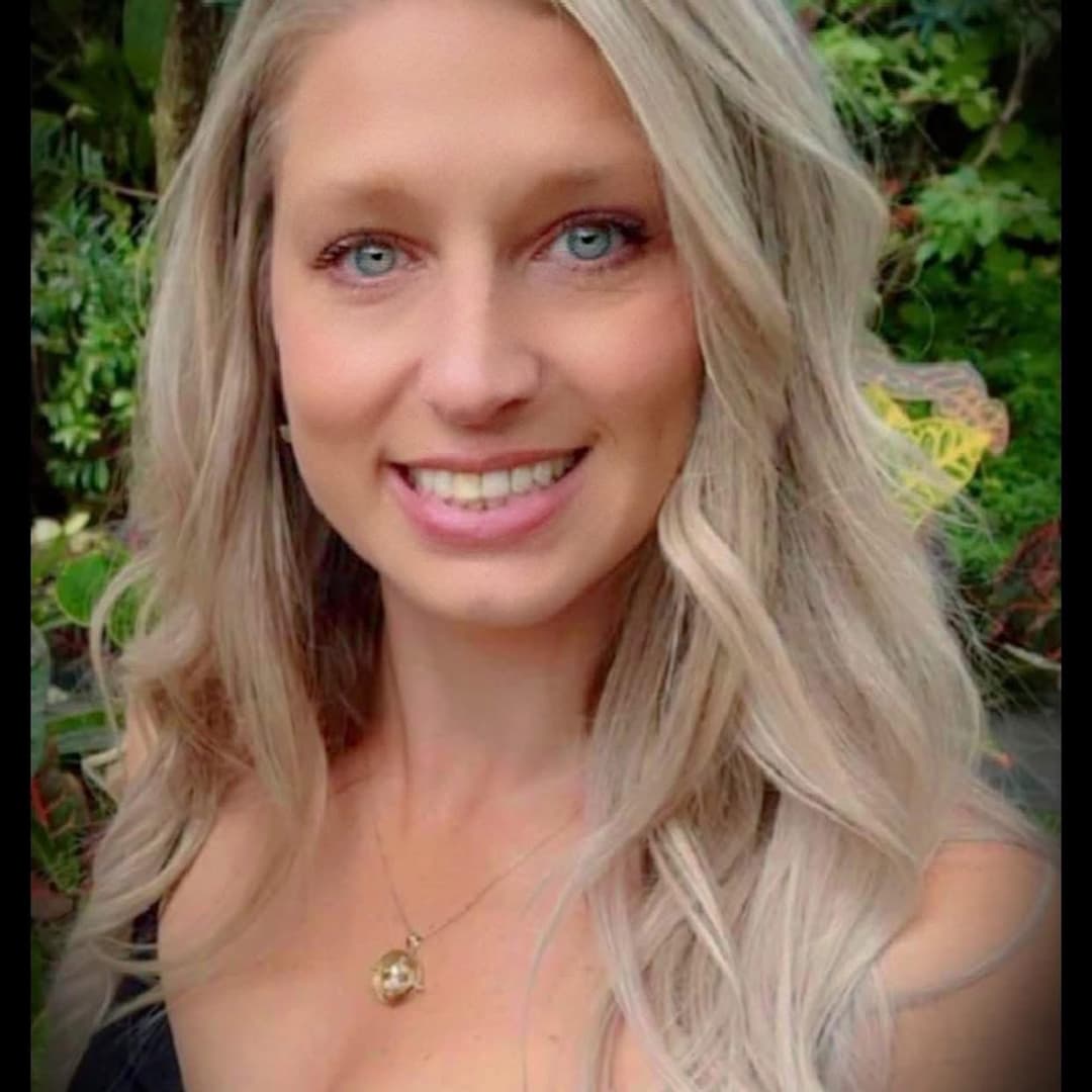 Kristin takes a break from waitressing to flash her nice titties & ass for the camera