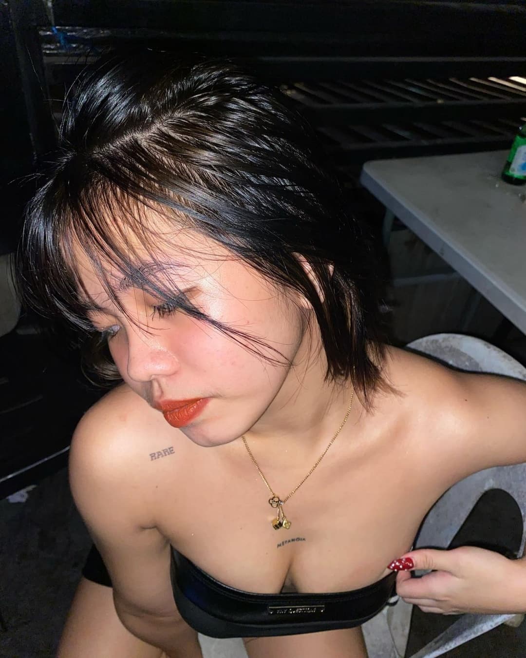 Pinay slut likes to show off her body on social media